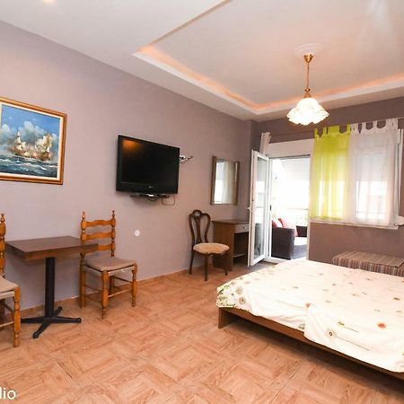 Menios Apartments And Studios Nea Kallikrateia Bagian luar foto