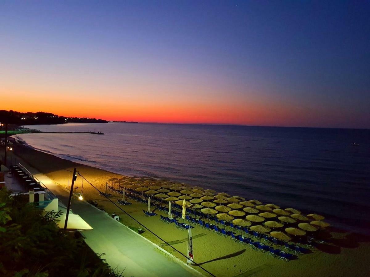 Menios Apartments And Studios Nea Kallikrateia Bagian luar foto